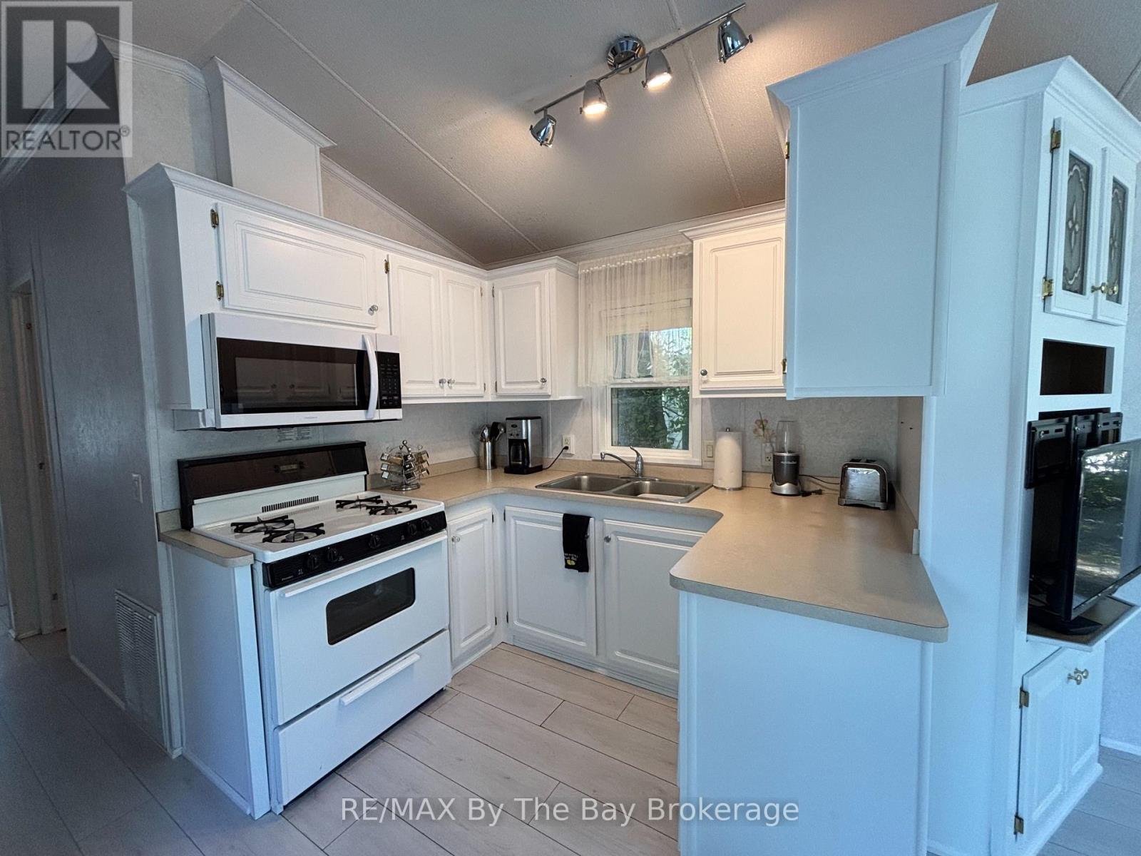 15 HURON CIRCLE - 11