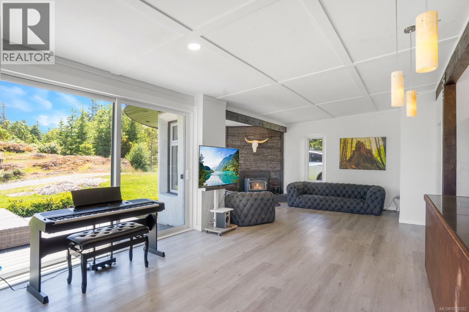 5876 Stoltze Rd, Duncan