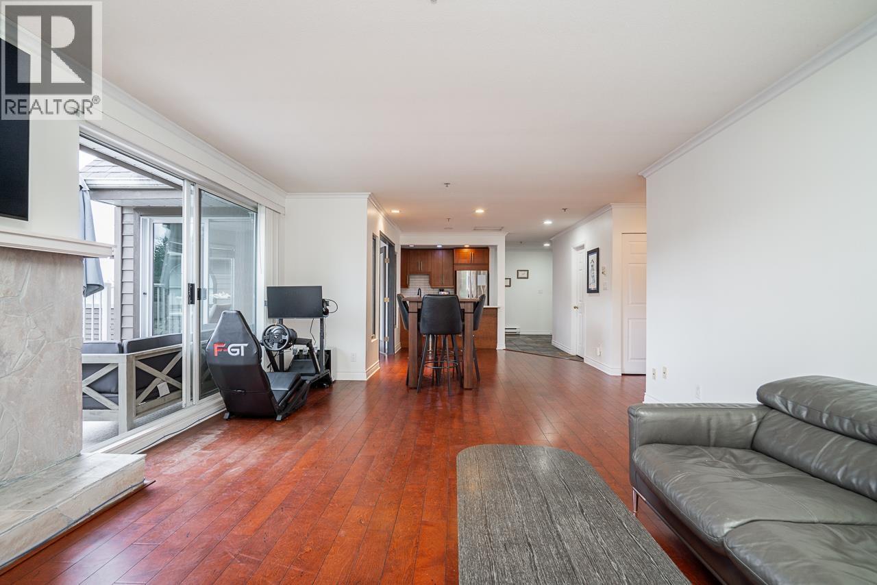 405 1000 BOWRON COURT, North Vancouver