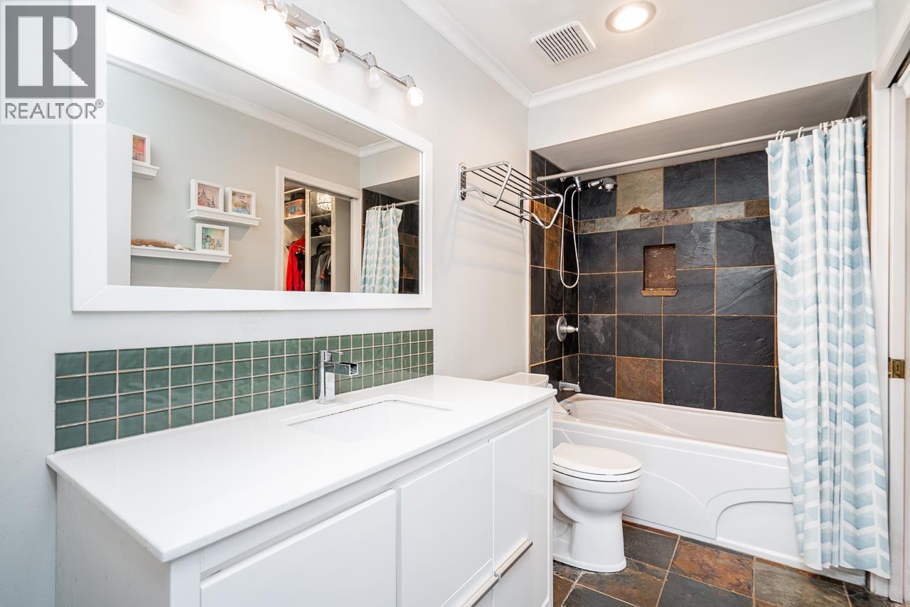 405 1000 BOWRON COURT, North Vancouver