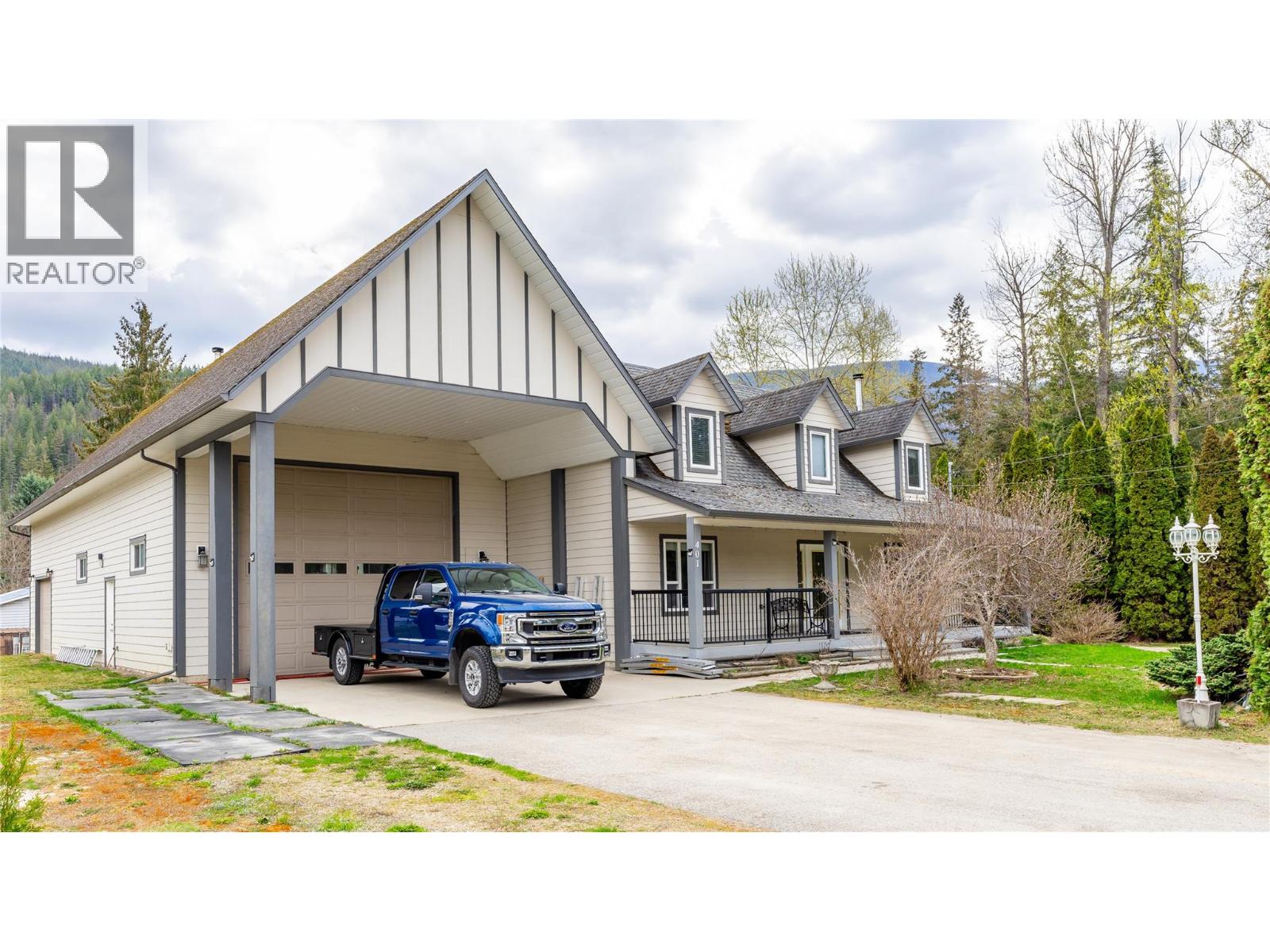  401 Gillis Avenue, Sicamous