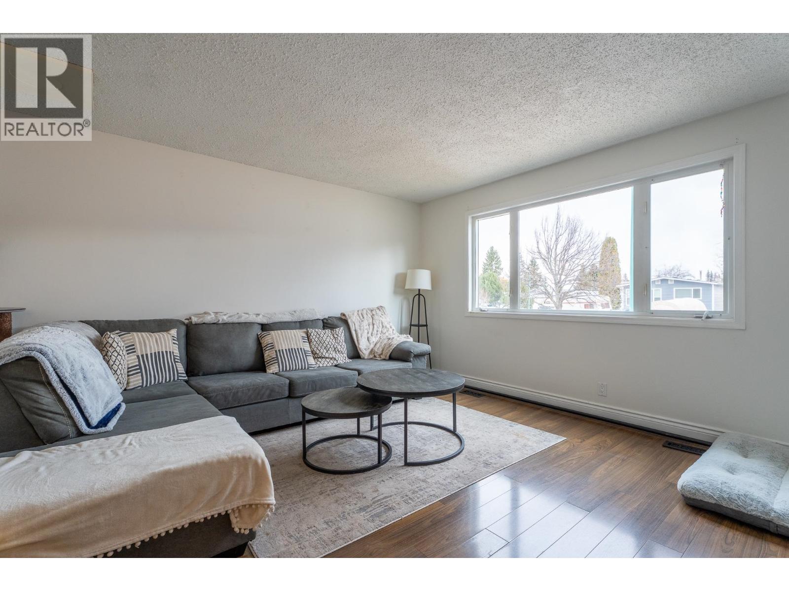 1228 GENEVIEVE CRESCENT - 4