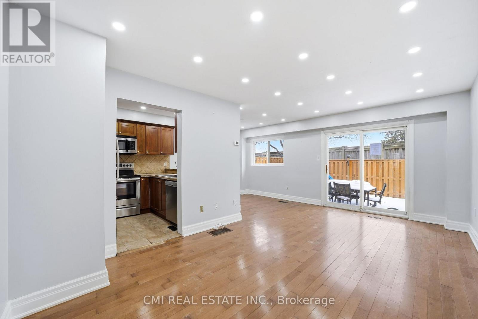 #116 1538 LANCASTER DRIVE - 10