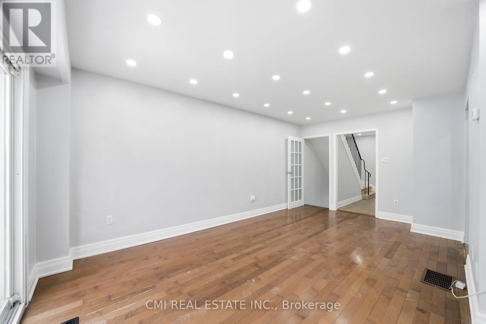 #116 1538 LANCASTER DRIVE - 12