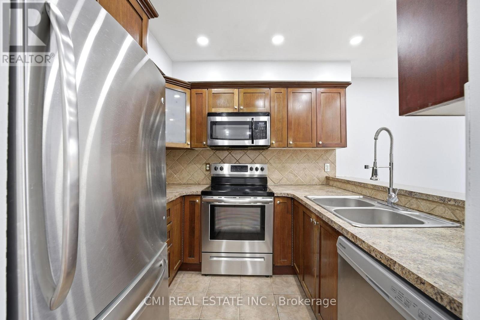 #116 1538 LANCASTER DRIVE - 17