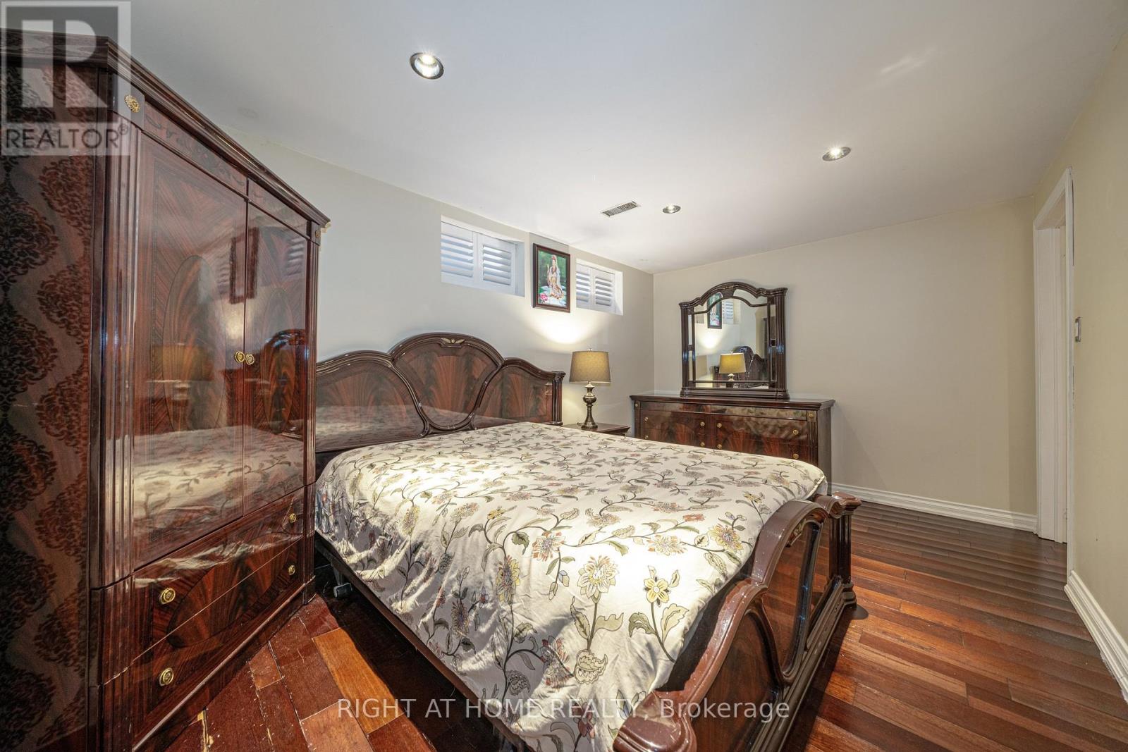 47 DAVOS ROAD - 37