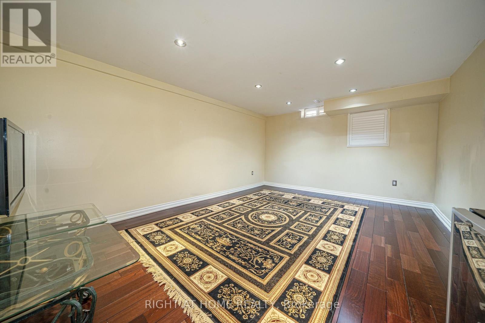 47 DAVOS ROAD - 32