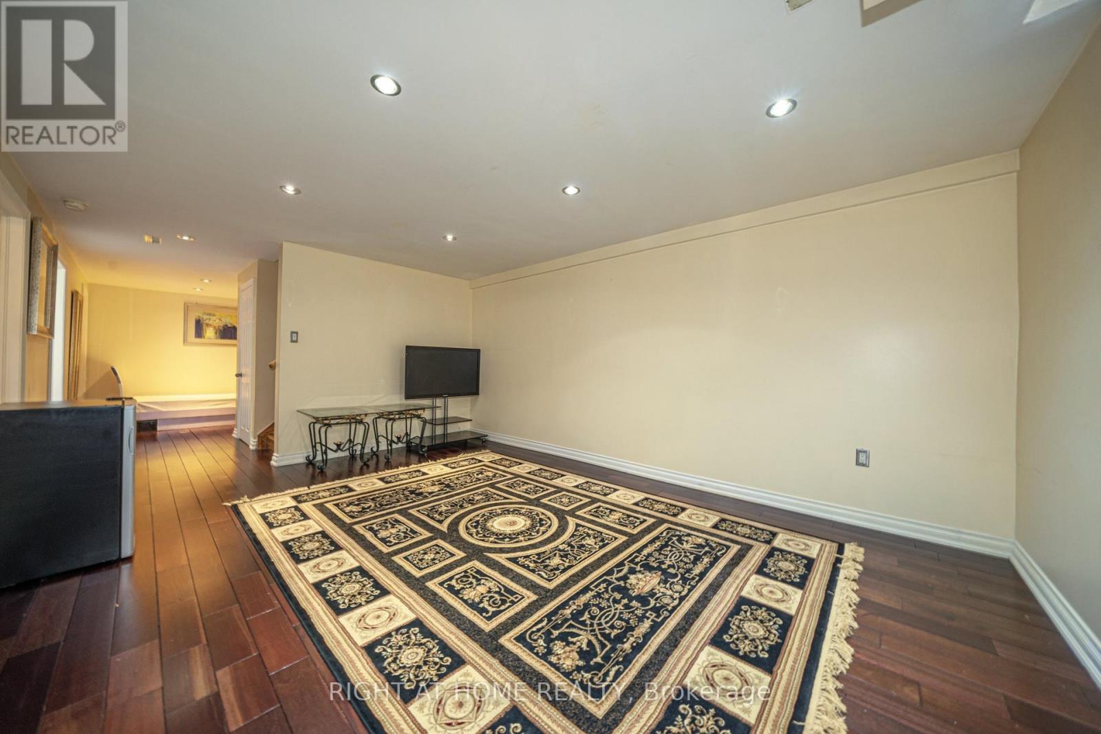 47 DAVOS ROAD - 33