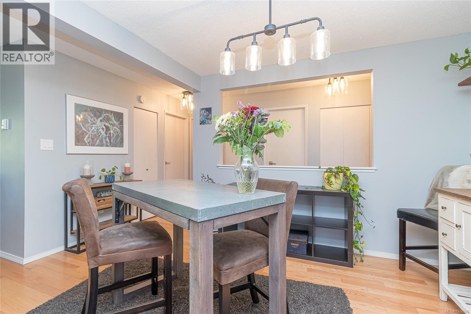 401 924 Cook Street, Victoria