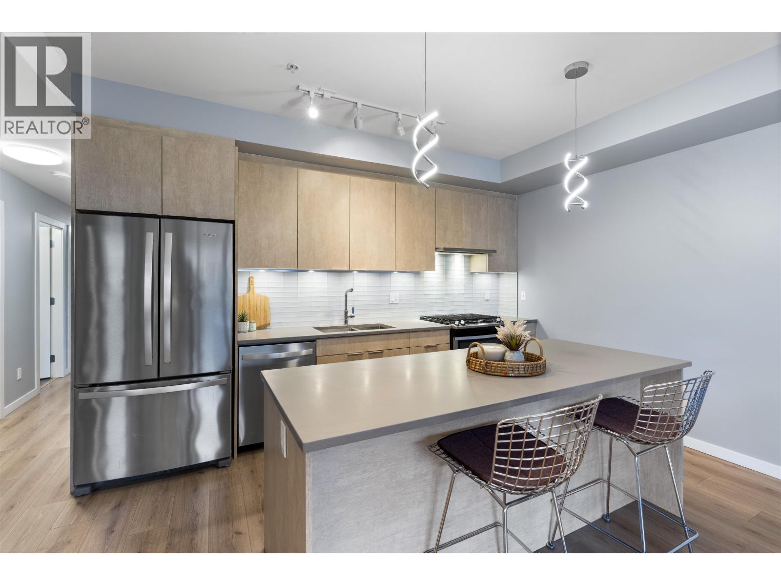 201 38165 CLEVELAND AVENUE, Squamish