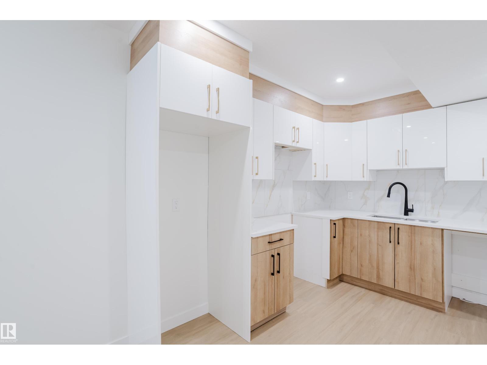 9709 157 ST NW NW - 52