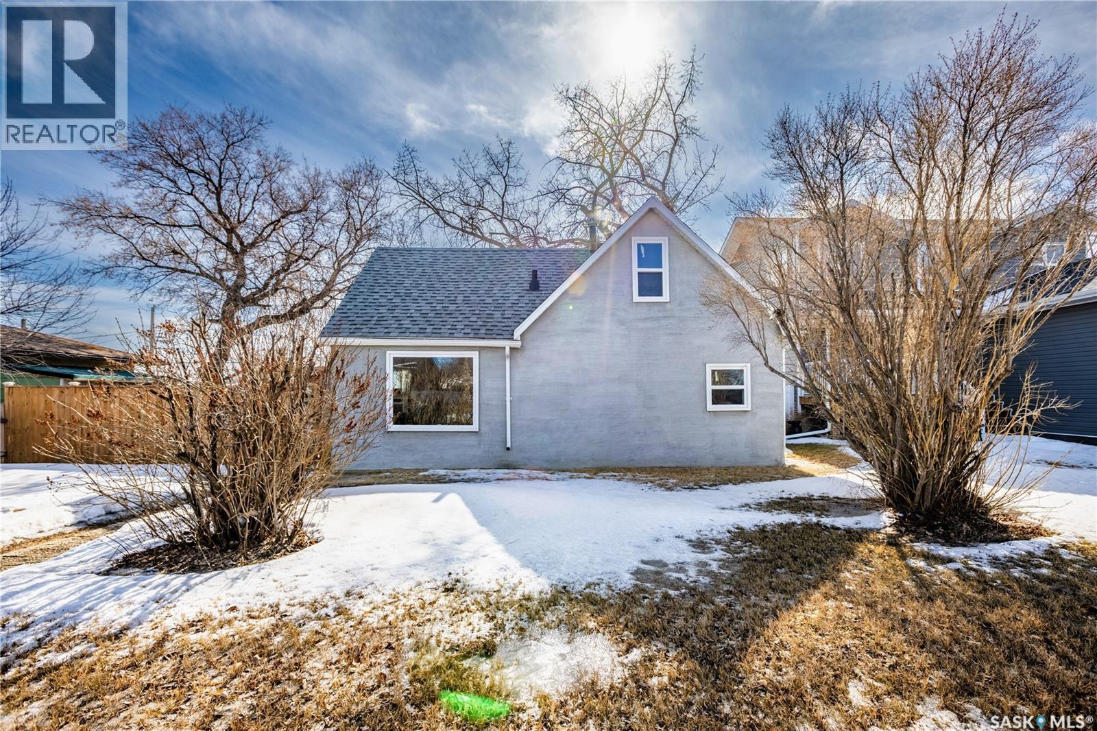 1021 CARIBOU STREET W - Image 2