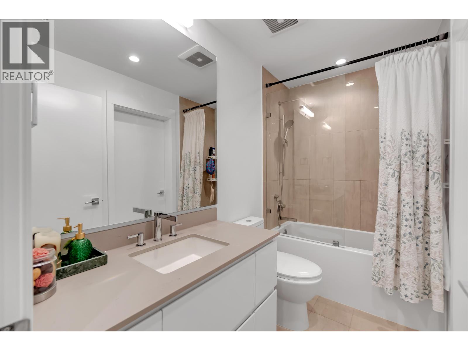 303 715 W 15 STREET, North Vancouver