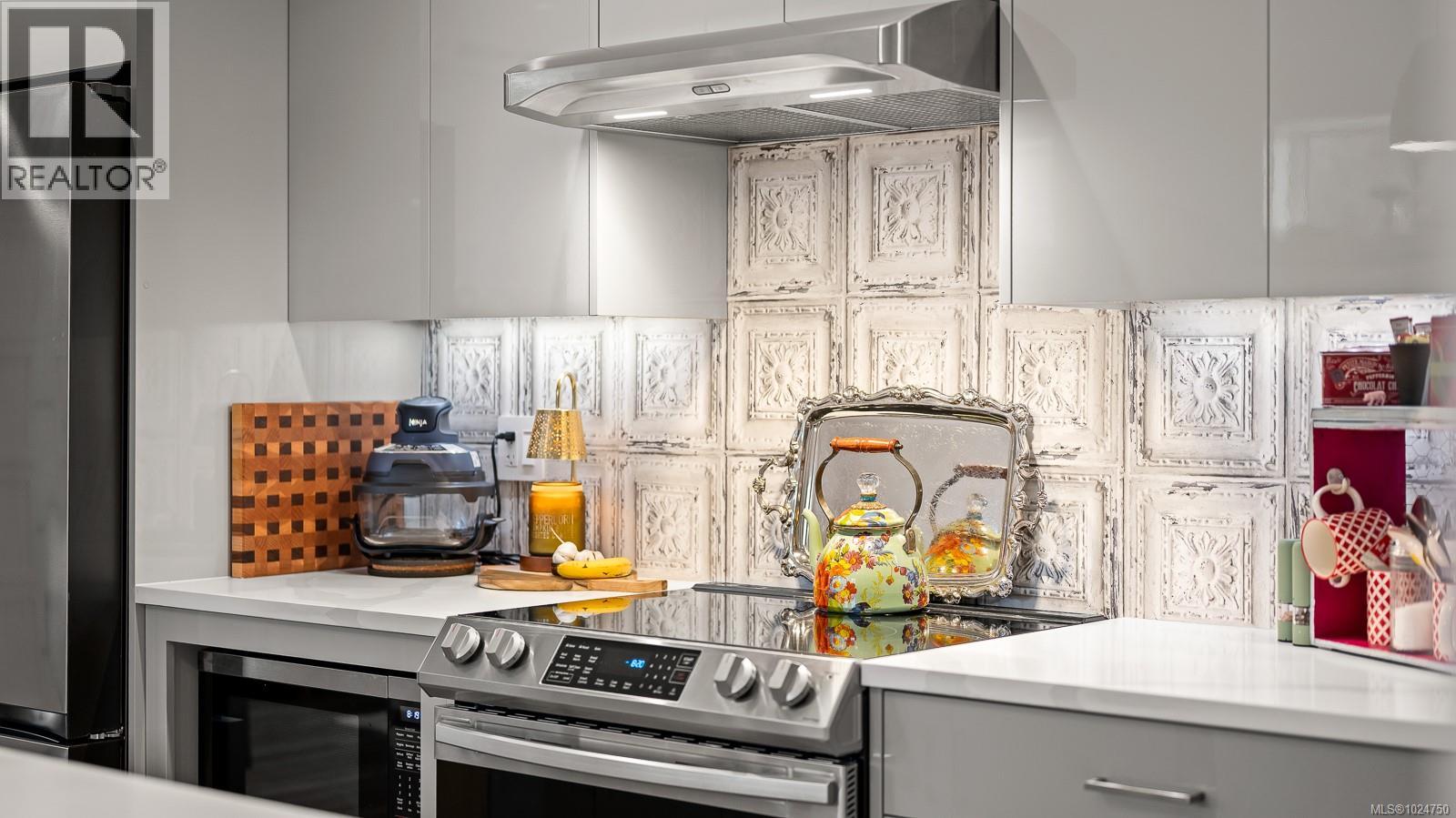 #30 3025 ROYSTON RD - 25