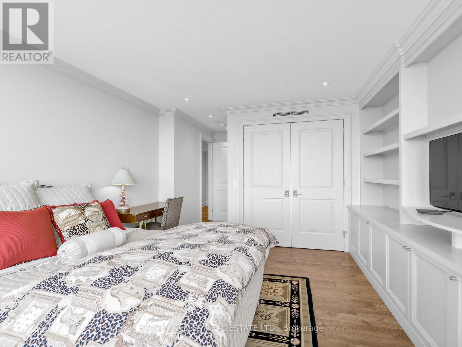 #1201 500 AVENUE ROAD - 30