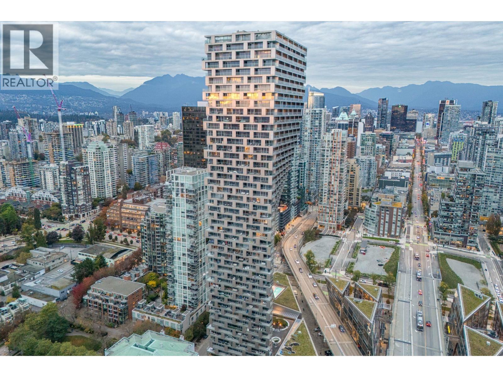 5702 1480 HOWE STREET, Vancouver