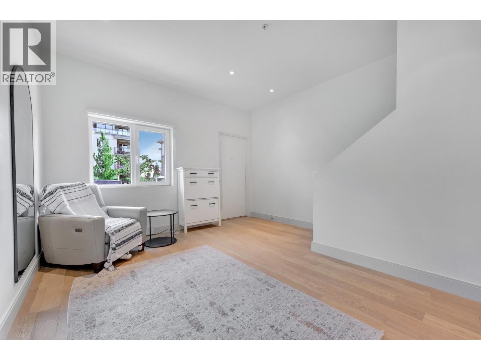 6 632 E 3RD STREET, North Vancouver