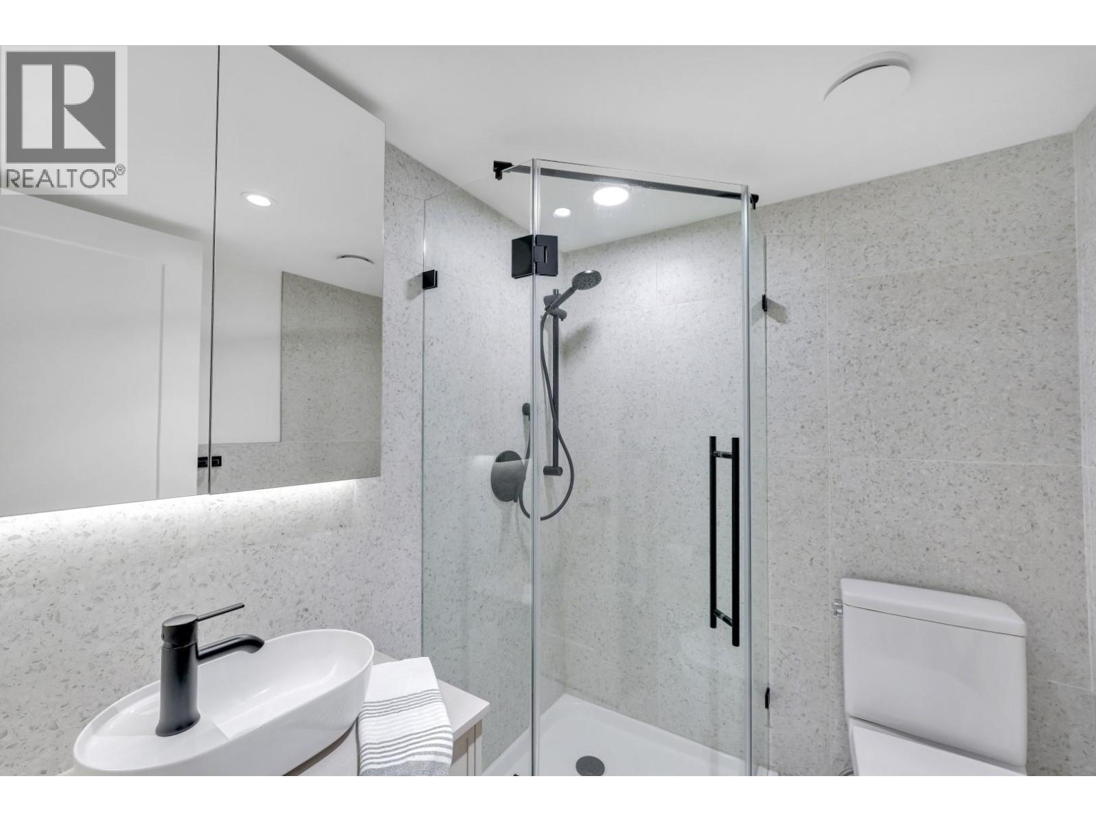 6 632 E 3RD STREET, North Vancouver