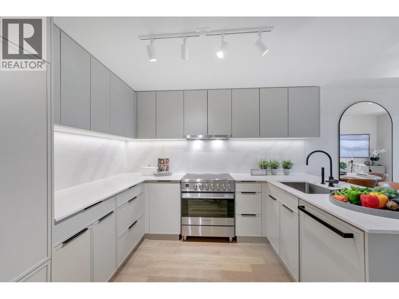 6 632 E 3RD STREET, North Vancouver