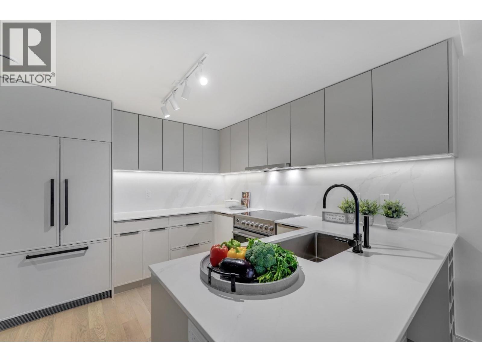 6 632 E 3RD STREET, North Vancouver