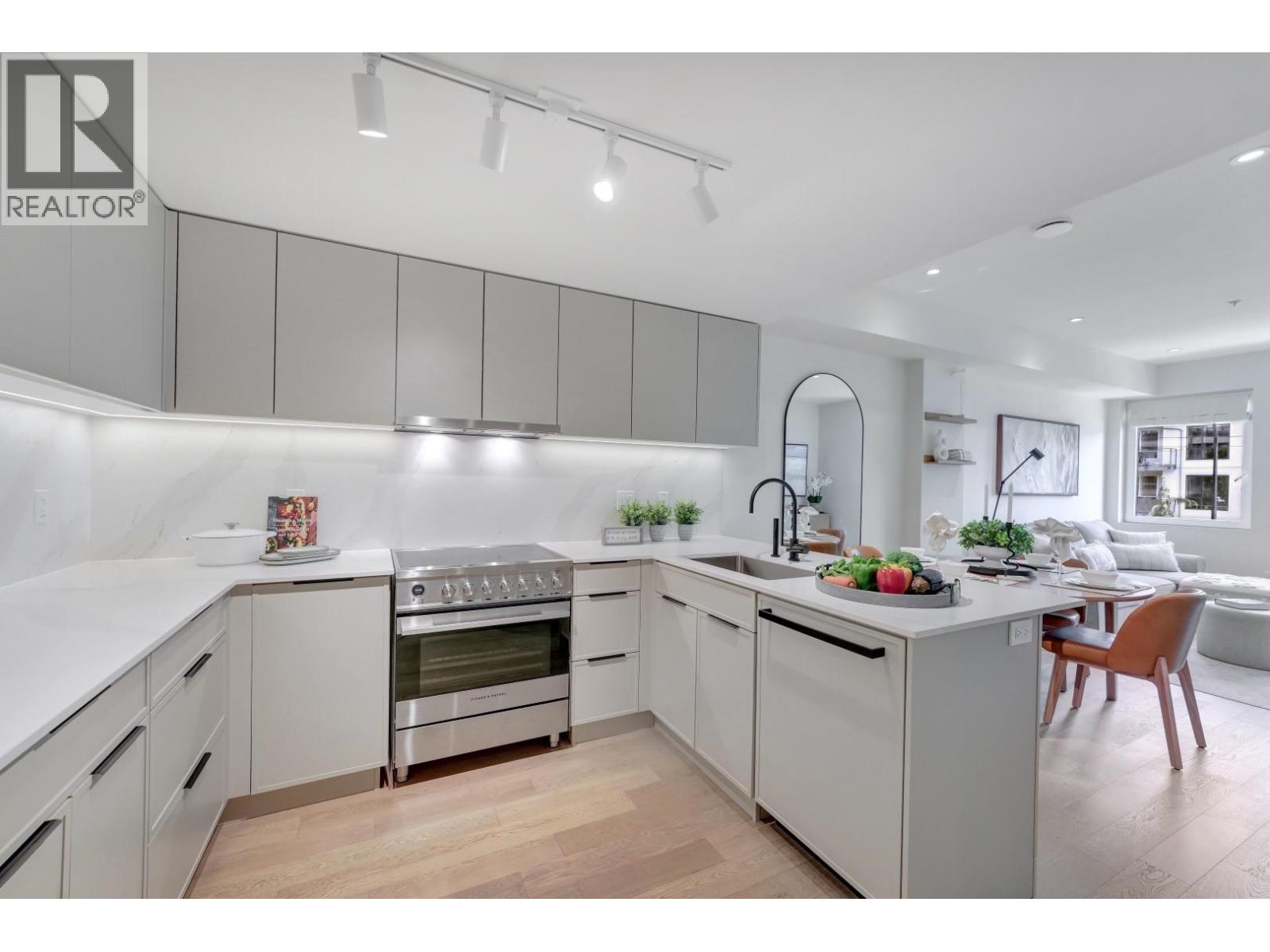 6 632 E 3RD STREET, North Vancouver