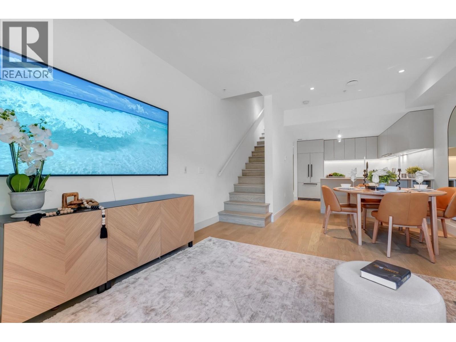 6 632 E 3RD STREET, North Vancouver