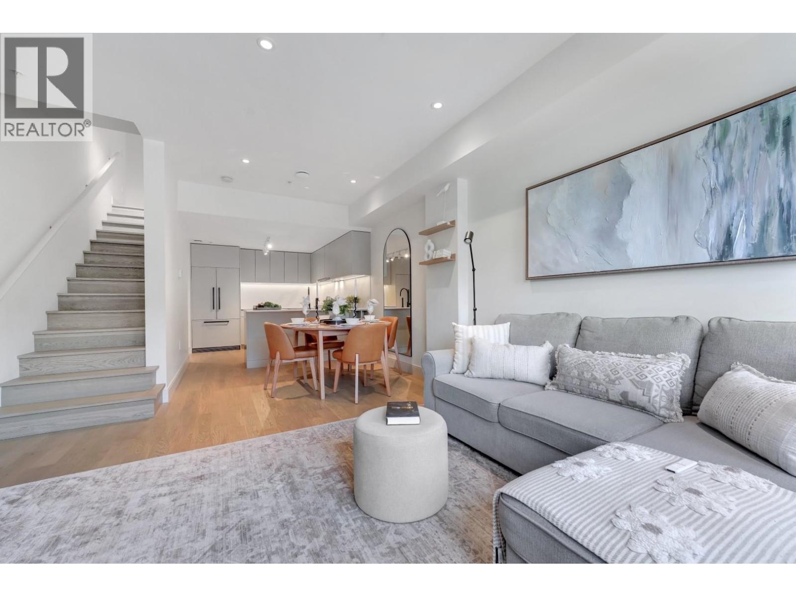 6 632 E 3RD STREET, North Vancouver