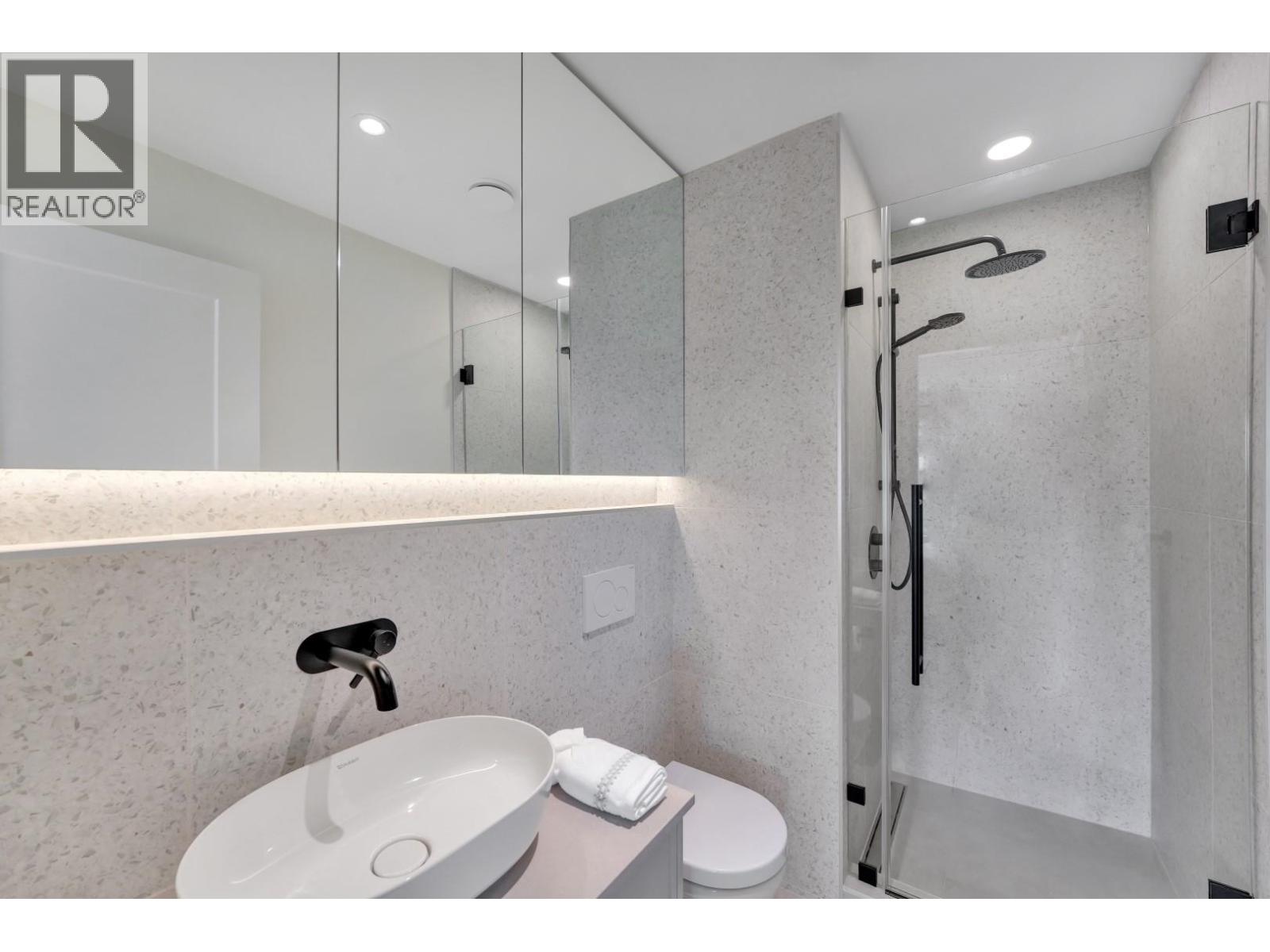 6 632 E 3RD STREET, North Vancouver