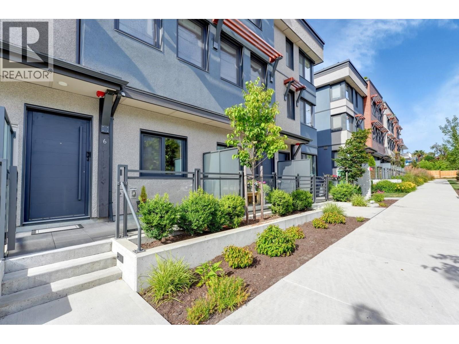 6 632 E 3RD STREET, North Vancouver