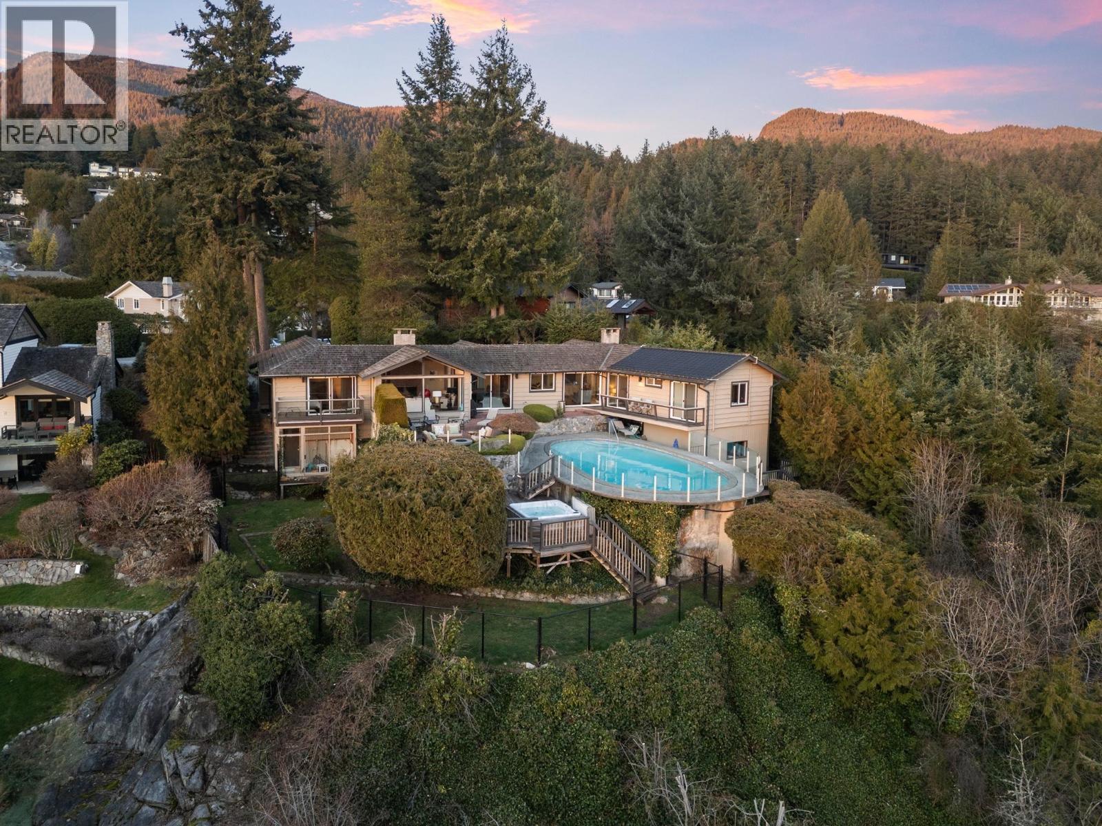 4570 WOODGREEN COURT, West Vancouver