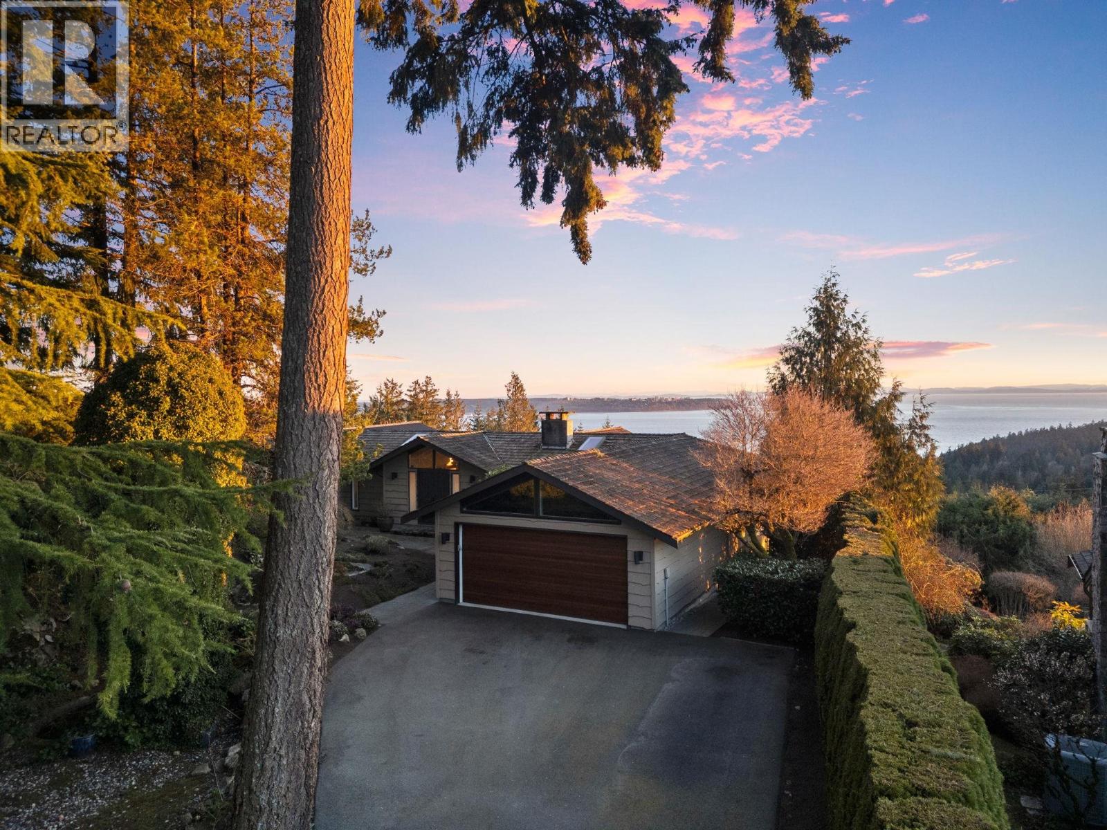 4570 WOODGREEN COURT, West Vancouver