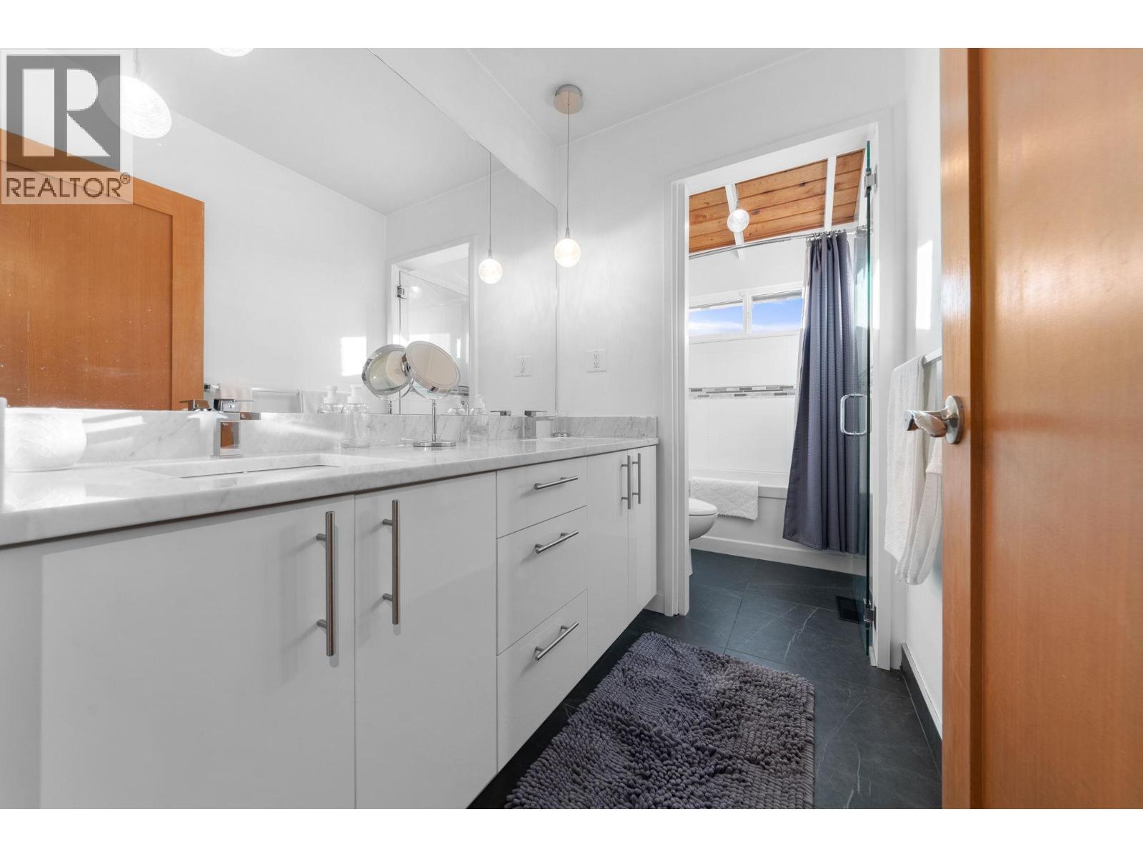 4570 WOODGREEN COURT, West Vancouver