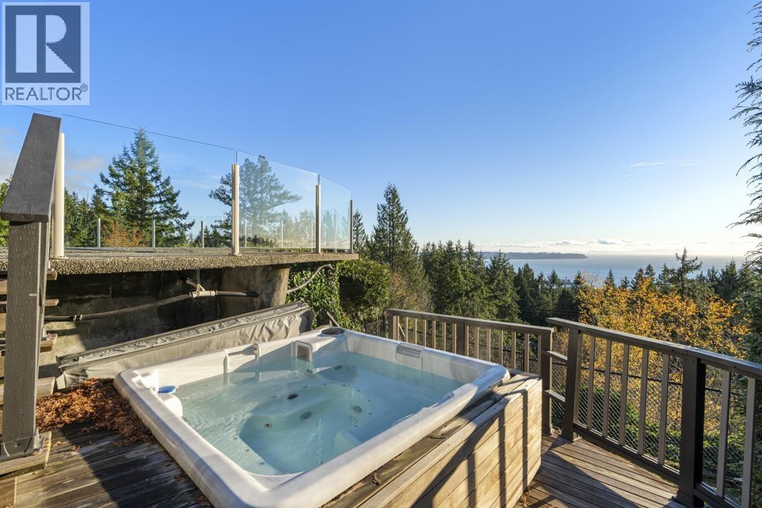 4570 WOODGREEN COURT, West Vancouver