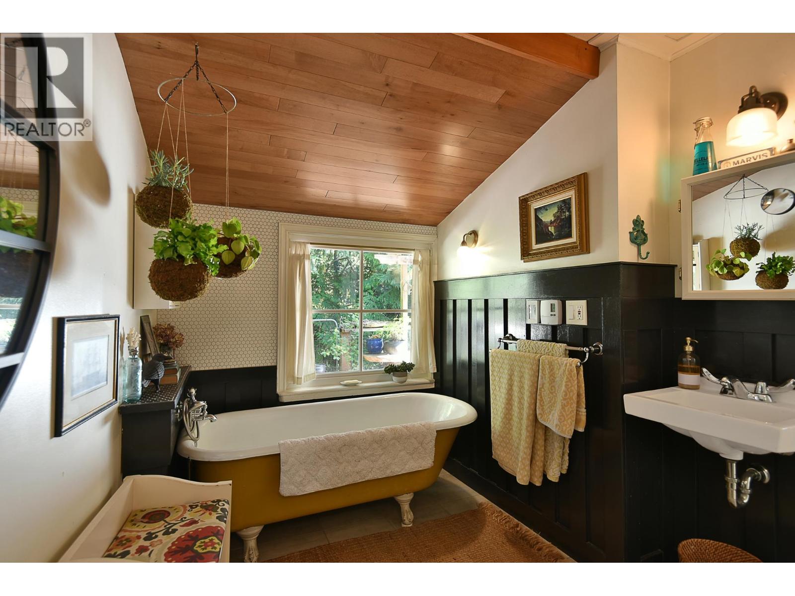 586 BALS LANE, Gibsons