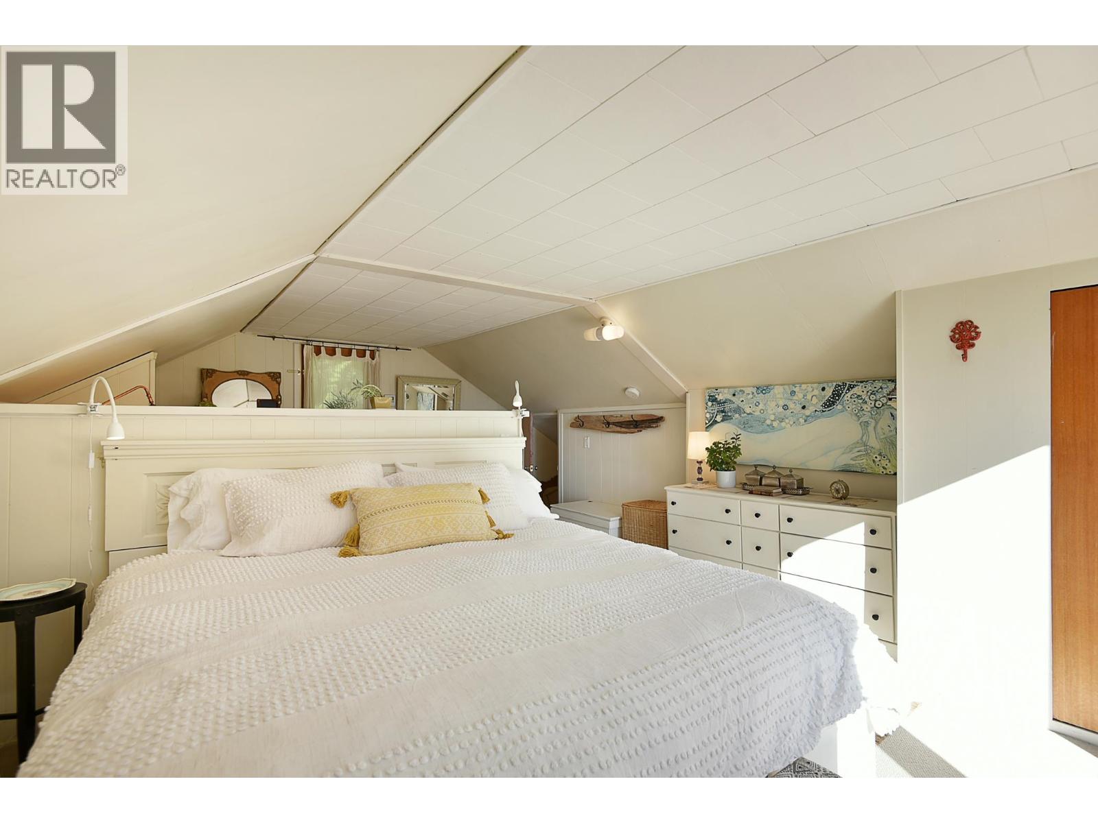 586 BALS LANE, Gibsons