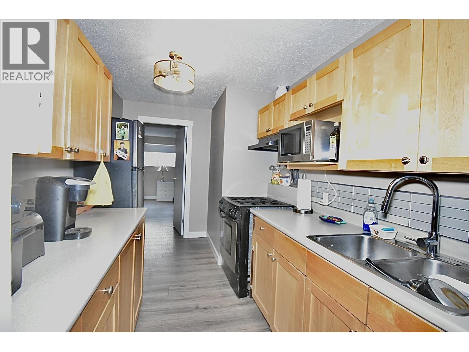 6135 FAIRWAY AVENUE, Sechelt