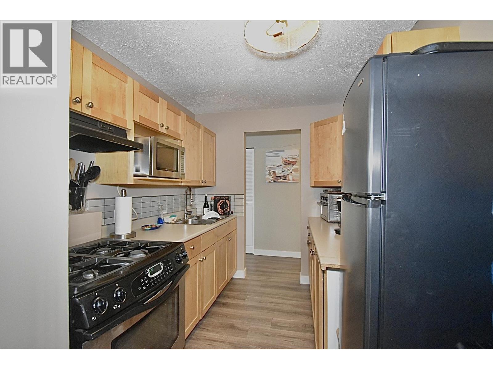 6135 FAIRWAY AVENUE, Sechelt