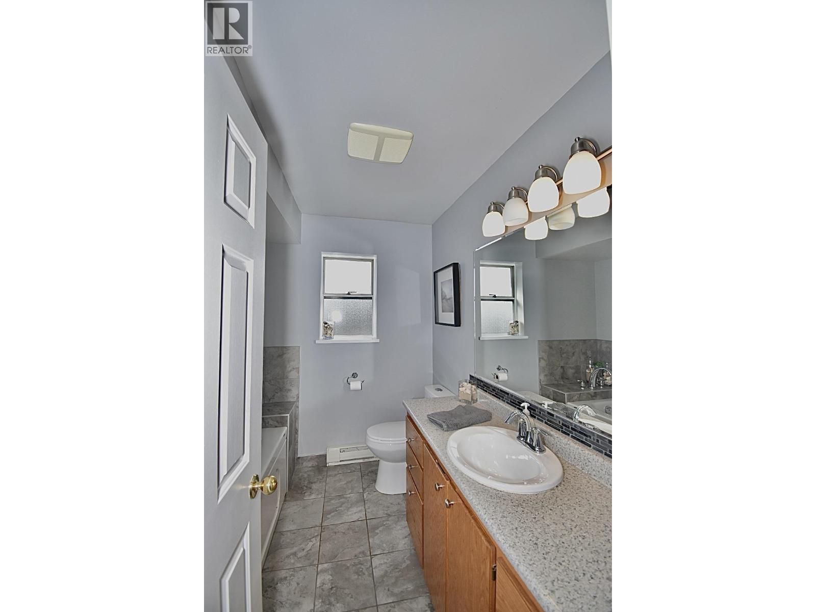 6135 FAIRWAY AVENUE, Sechelt