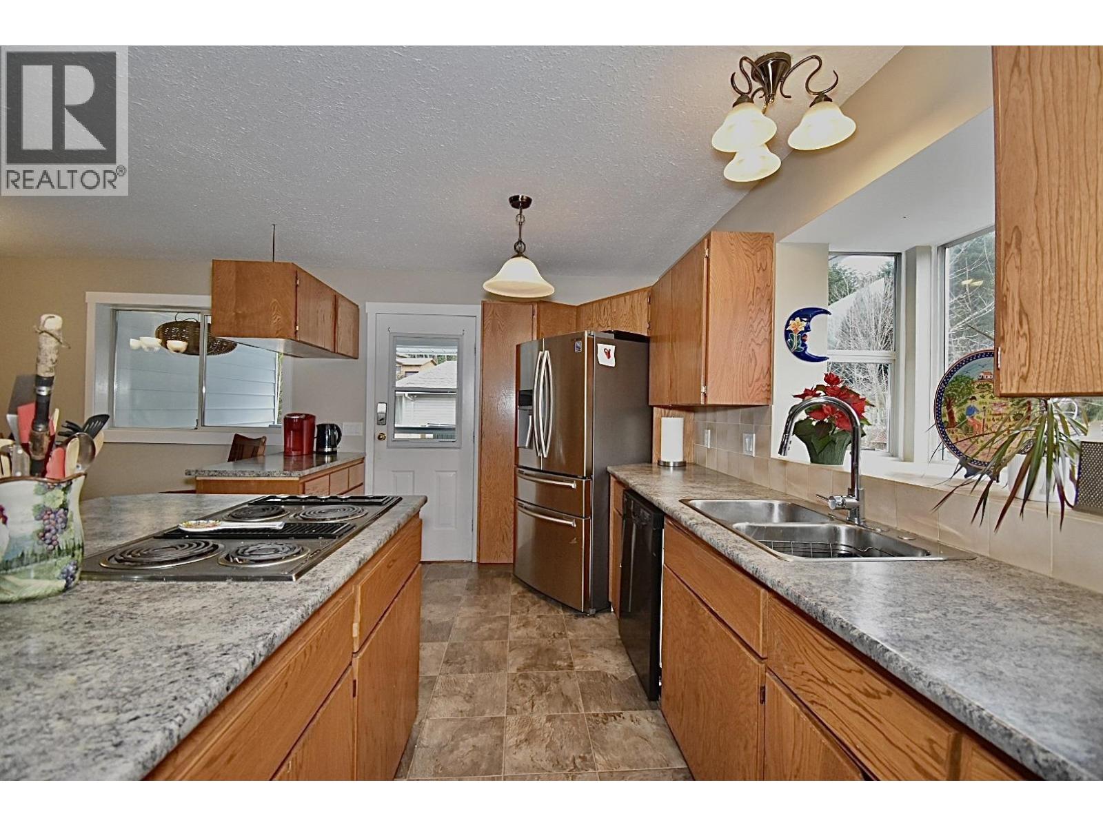 6135 FAIRWAY AVENUE, Sechelt