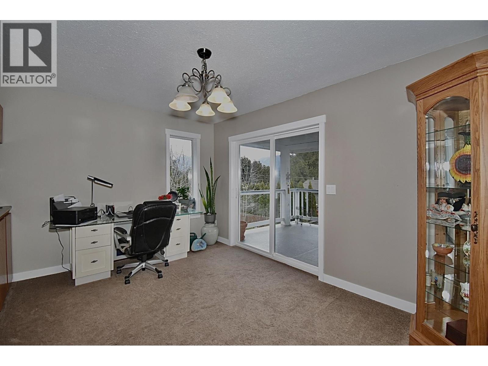 6135 FAIRWAY AVENUE, Sechelt