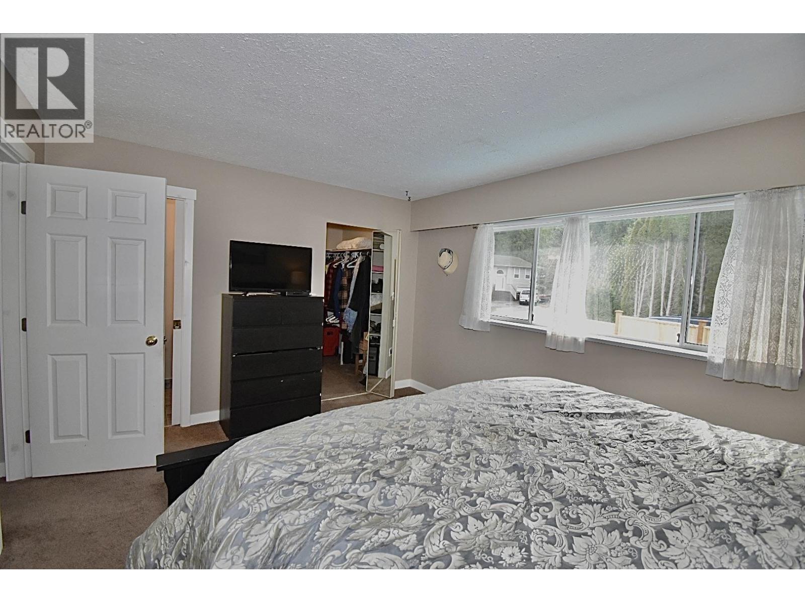 6135 FAIRWAY AVENUE, Sechelt