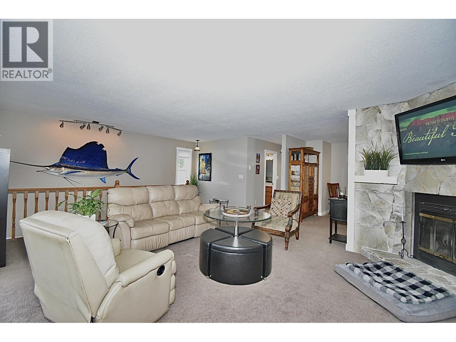 6135 FAIRWAY AVENUE, Sechelt