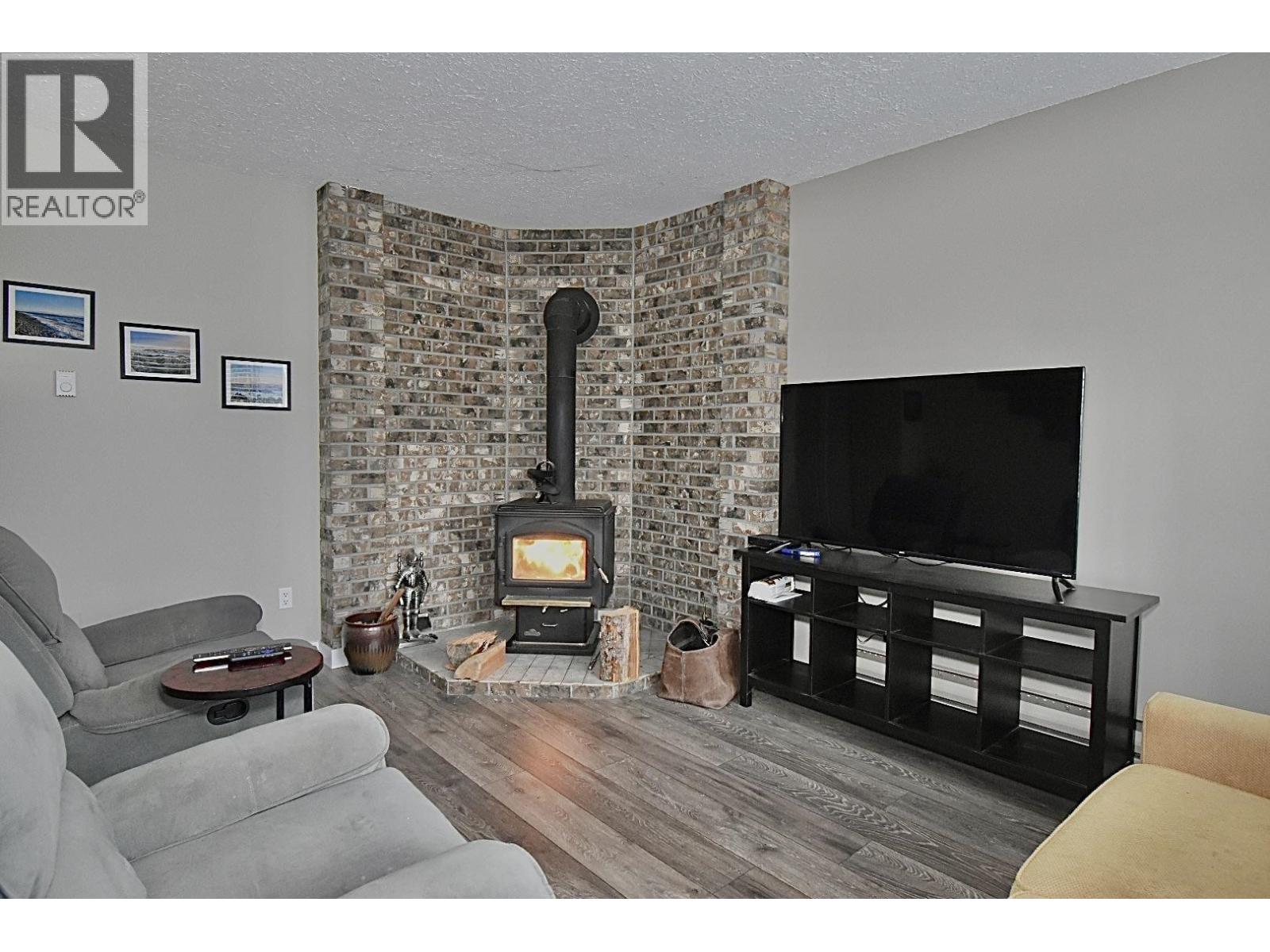 6135 FAIRWAY AVENUE, Sechelt