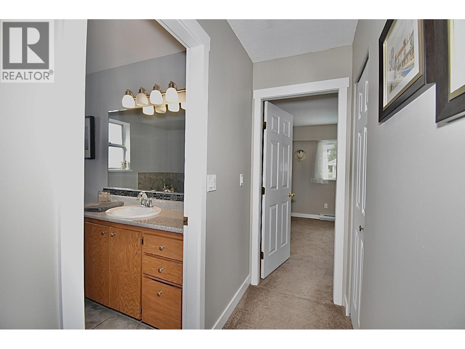 6135 FAIRWAY AVENUE, Sechelt