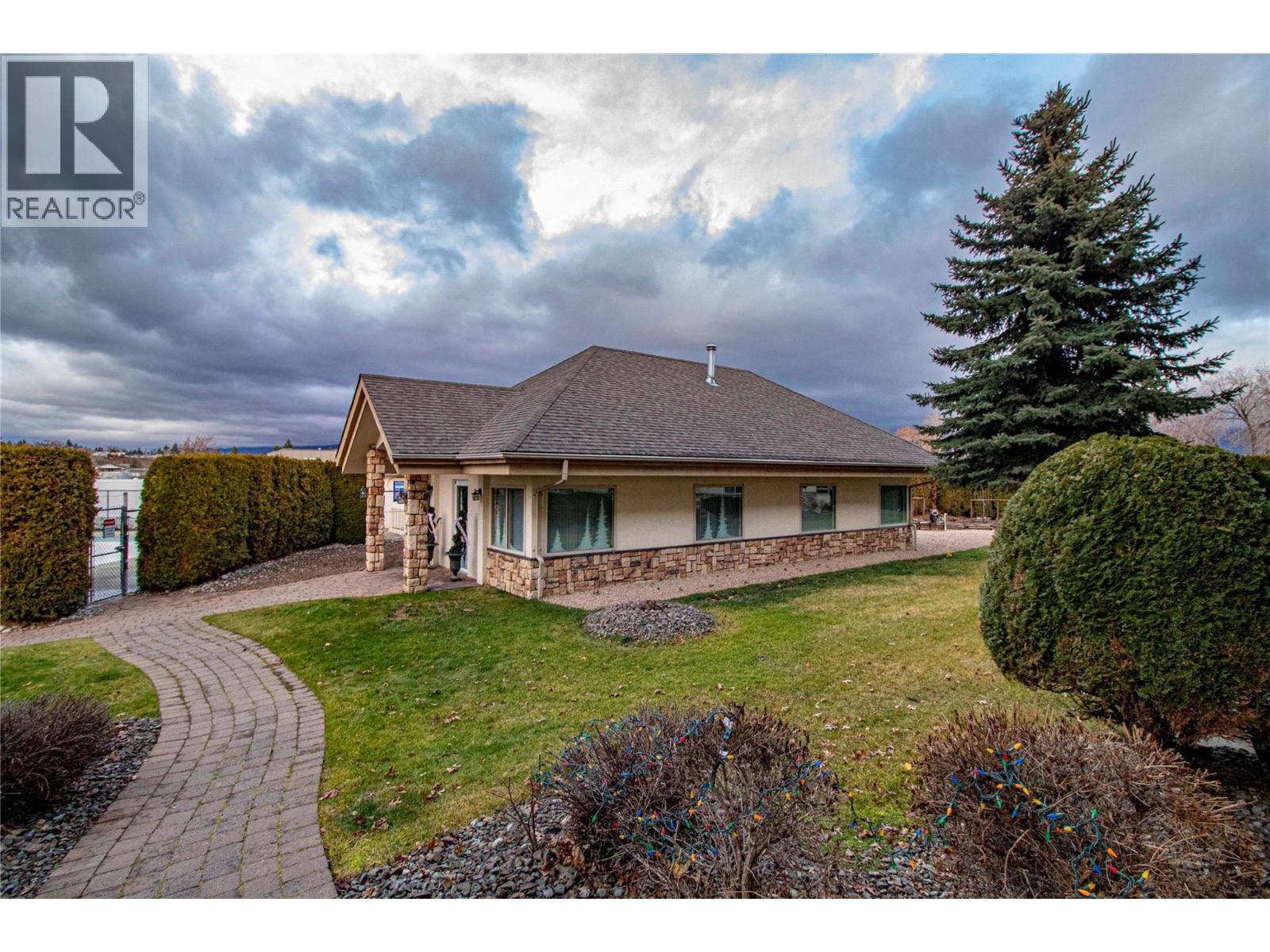 207 8412 Jubilee Road East, Summerland