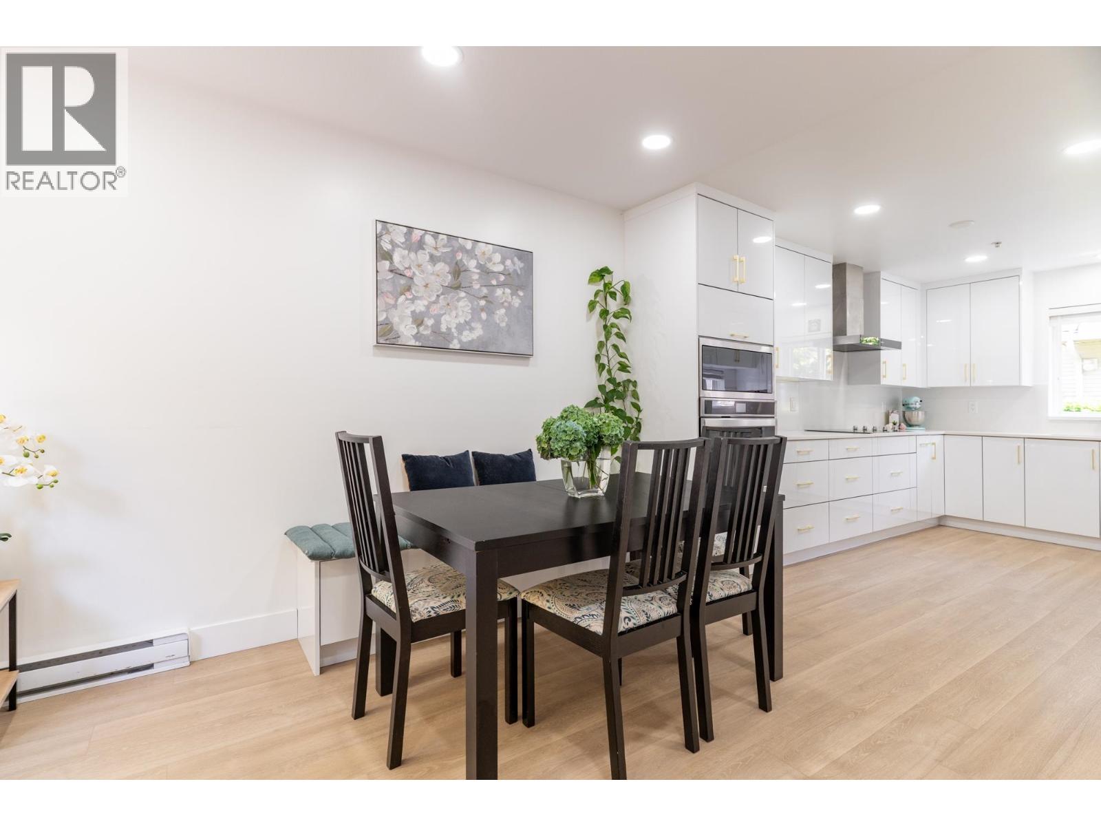 2 1233 W 16TH STREET, North Vancouver