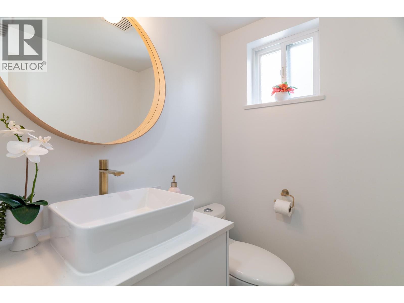 2 1233 W 16TH STREET, North Vancouver