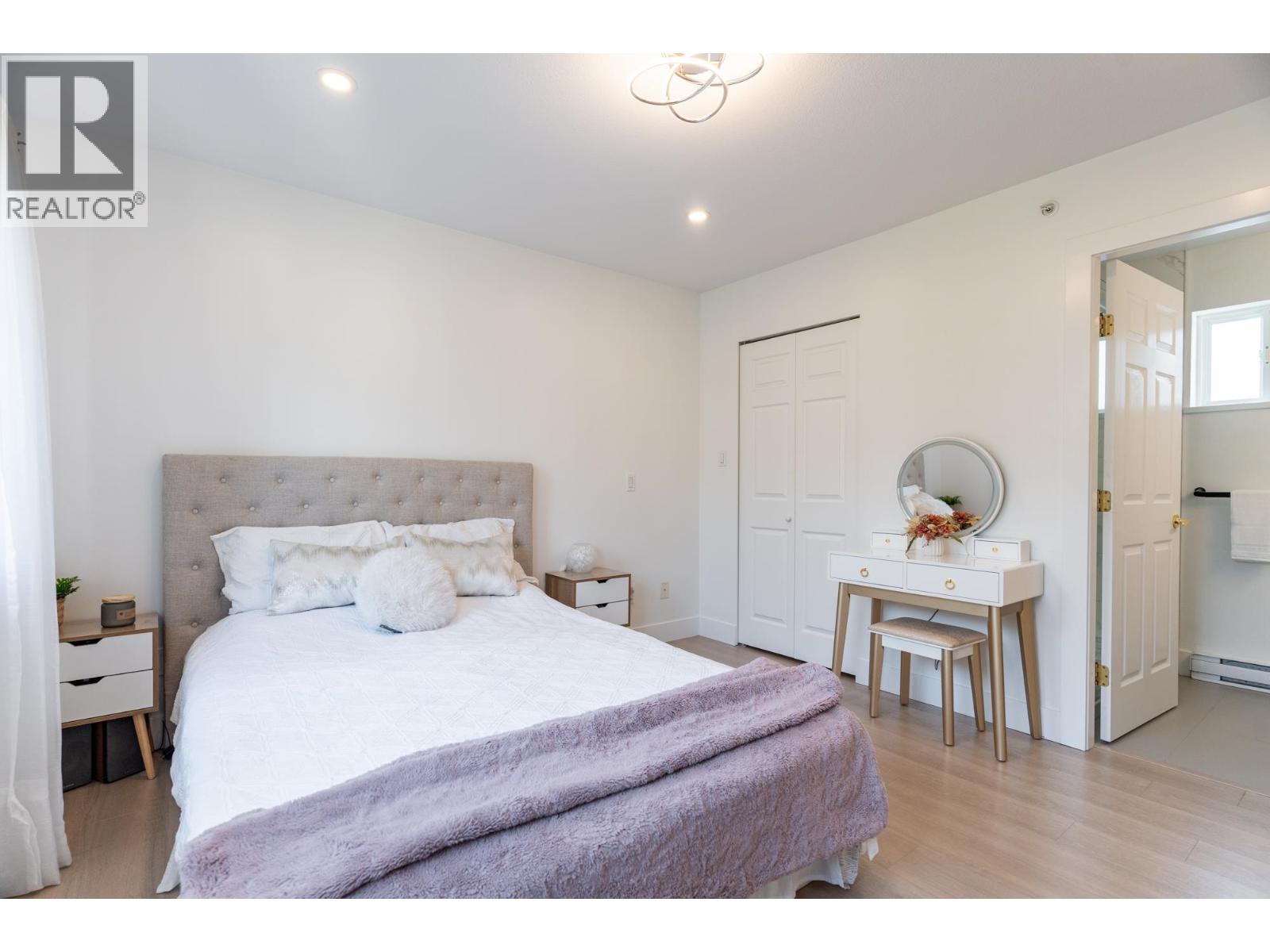 2 1233 W 16TH STREET, North Vancouver