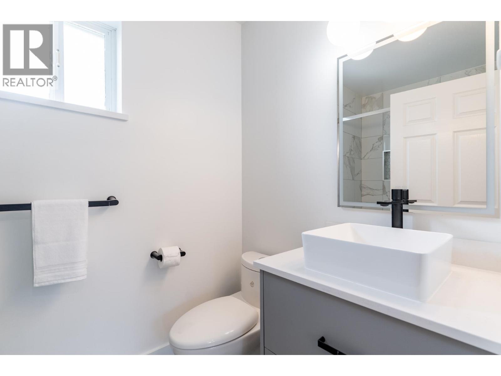 2 1233 W 16TH STREET, North Vancouver