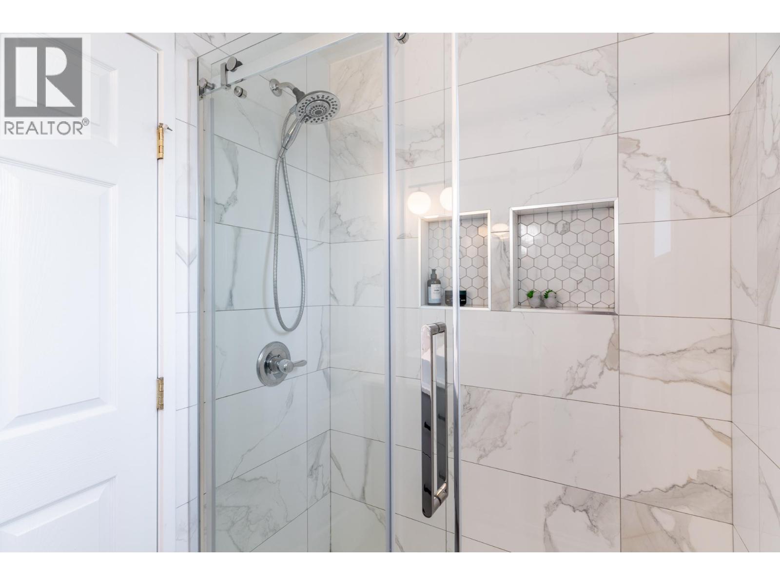 2 1233 W 16TH STREET, North Vancouver